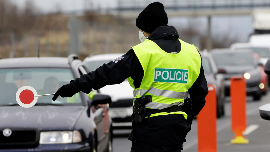 Kontrolle neuer strengerer Corona-Regeln: Tschechien schickt Polizisten und Soldaten auf die Straße