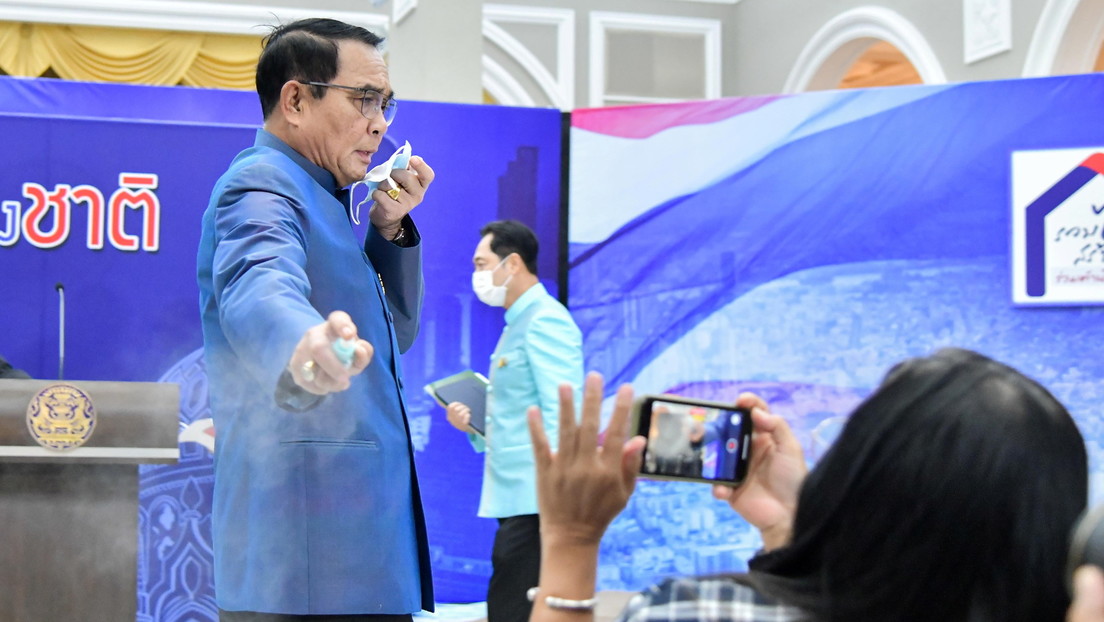 Desinfektionsmittel gegen unangenehme Fragen: Thailändischer Premierminister besprüht Journalisten
