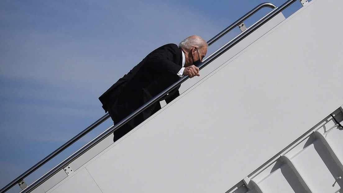 US-Präsident Joe Biden stolpert beim Einstieg in Air Force One über Stufen