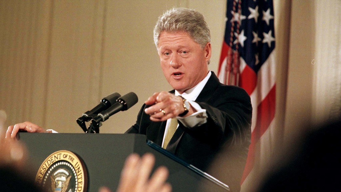 "Weil Epstein nicht verfügbar war?" – US-Vizepräsidentin diskutiert "Frauenpower" mit Bill Clinton