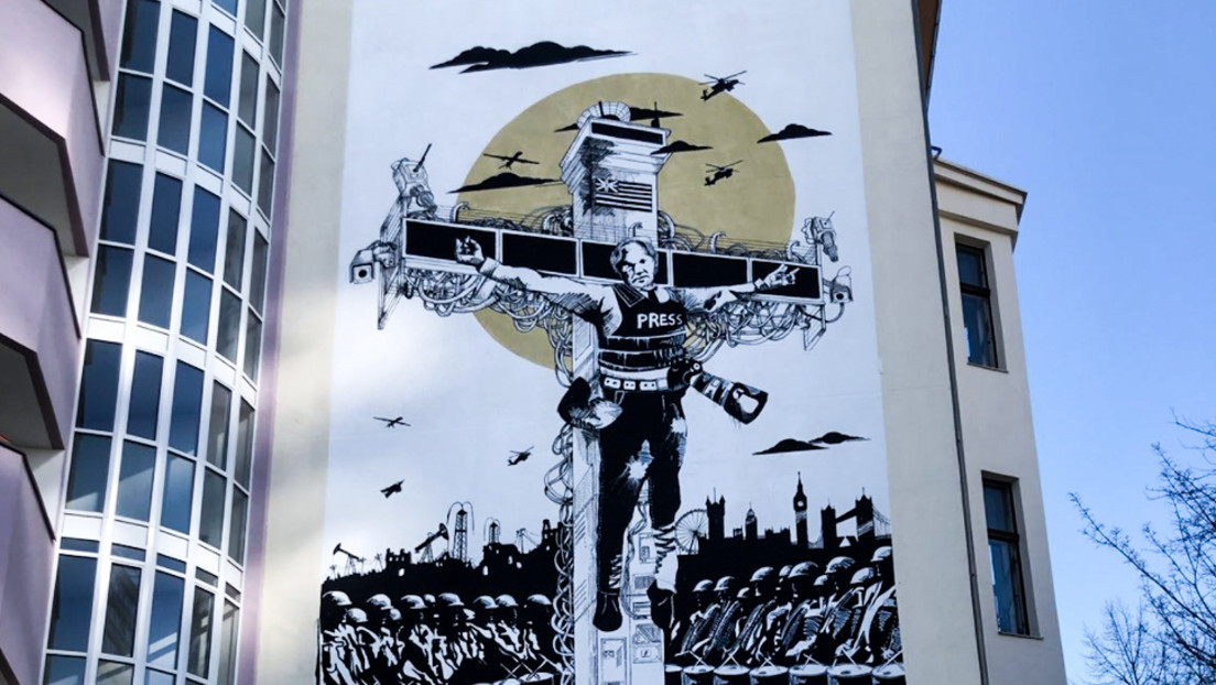 "Collateral Crucifixion": Riesiges Wandbild zu Ehren Julian Assanges in Berlin enthüllt