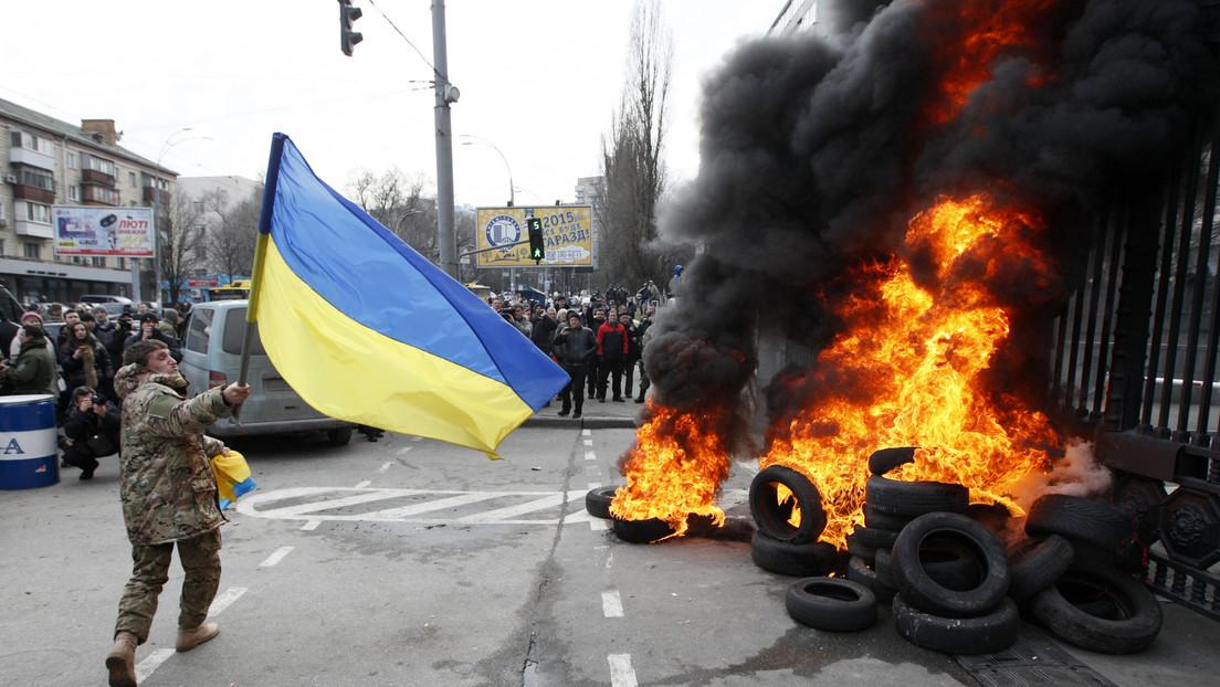 Kiew vor neuem Putsch? Aidar-Bataillon setzt Feuer vor Verteidigungsministerium