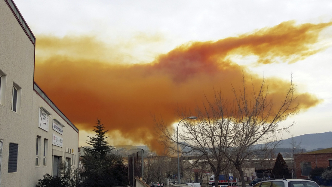 Riesige orangenfarbene toxische Wolke bedeckt Vorort von Barcelona