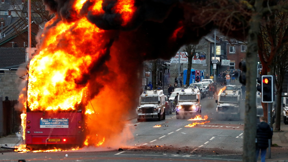Gewaltsame Ausschreitungen in Nordirland – Protestanten zünden Bus an