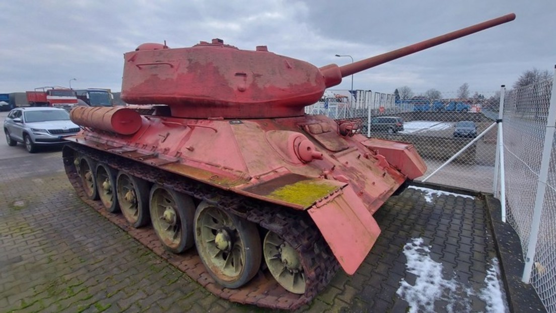 Waffenamnestie in Tschechien: Mann übergibt Polizei T-34-Panzer und Artilleriekanone