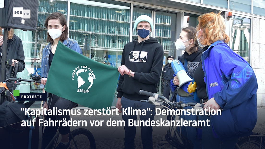 "Kapitalismus zerstört Klima": Demonstration auf Fahrrädern vor dem Bundeskanzleramt