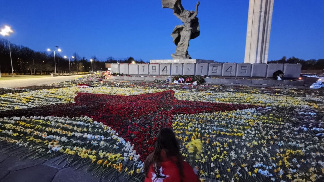 Junge Freiwillige in Riga bilden über Nacht einen Siegesstern aus Blumen