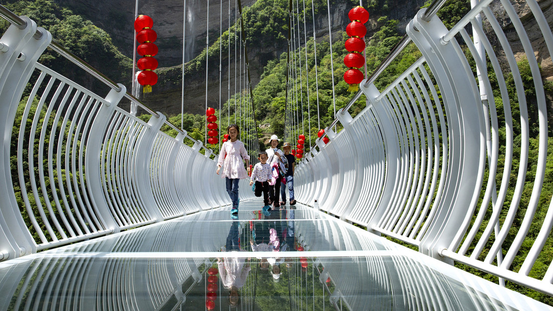 Windböen wehen Platten von Glasbrücke in China weg: Tourist muss über 30 Minuten auf Hilfe warten