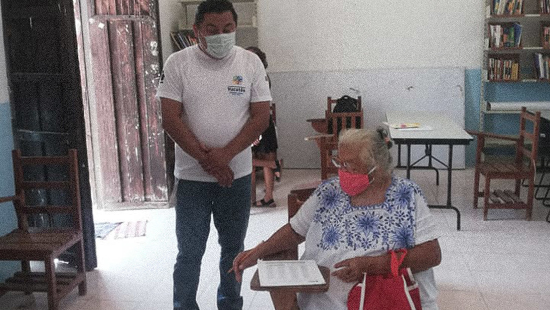 Mexikanerin absolviert Grundschule im Alter von 71 Jahren und erntet Bewunderung in Sozialen Medien