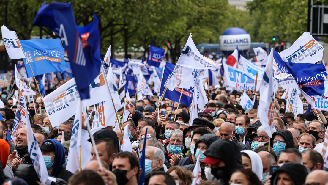 Nach Mord an Kollegen: Tausende Polizisten demonstrieren in Paris