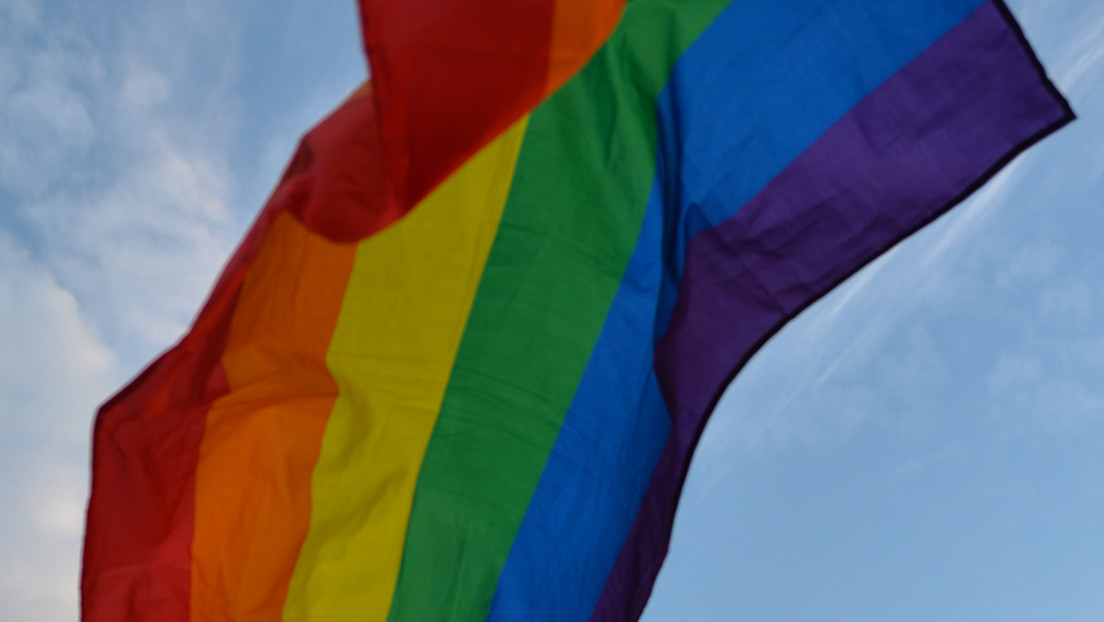 Echtes Karma? – Crew einer Yacht unter LGBT-Flagge rettet Schwulenhasser, die sie zuvor beleidigten