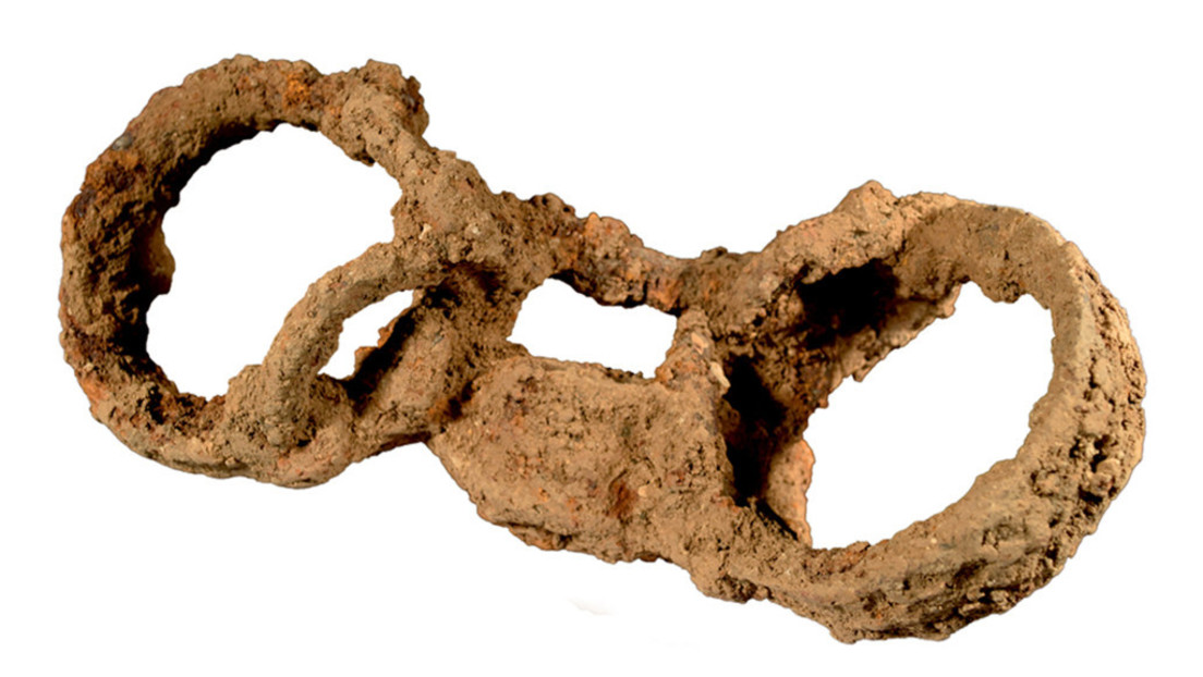 Eiserne Fußfesseln noch im Grab – Beleg für einen römischen Sklaven im besetzten Britannien?