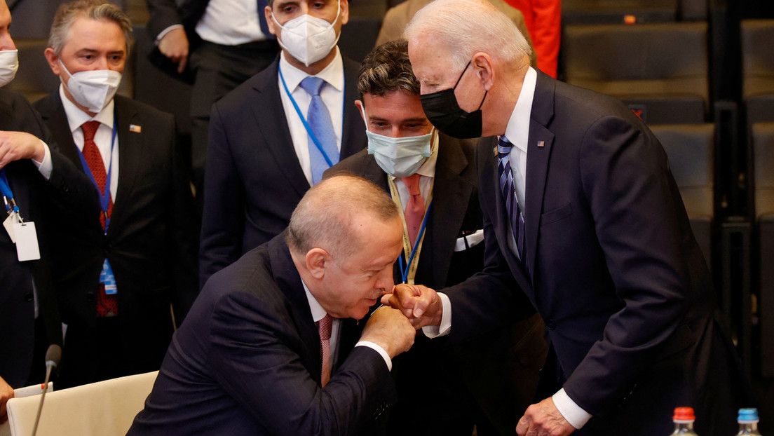 Trotz freundlicher Geste: Biden und Erdoğan bleiben uneins über S-400 und Syrien