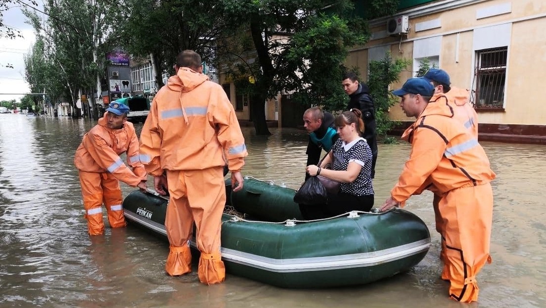 Nach Überschwemmung auf der Krim: Rettungskräfte schwimmen Politiker nach