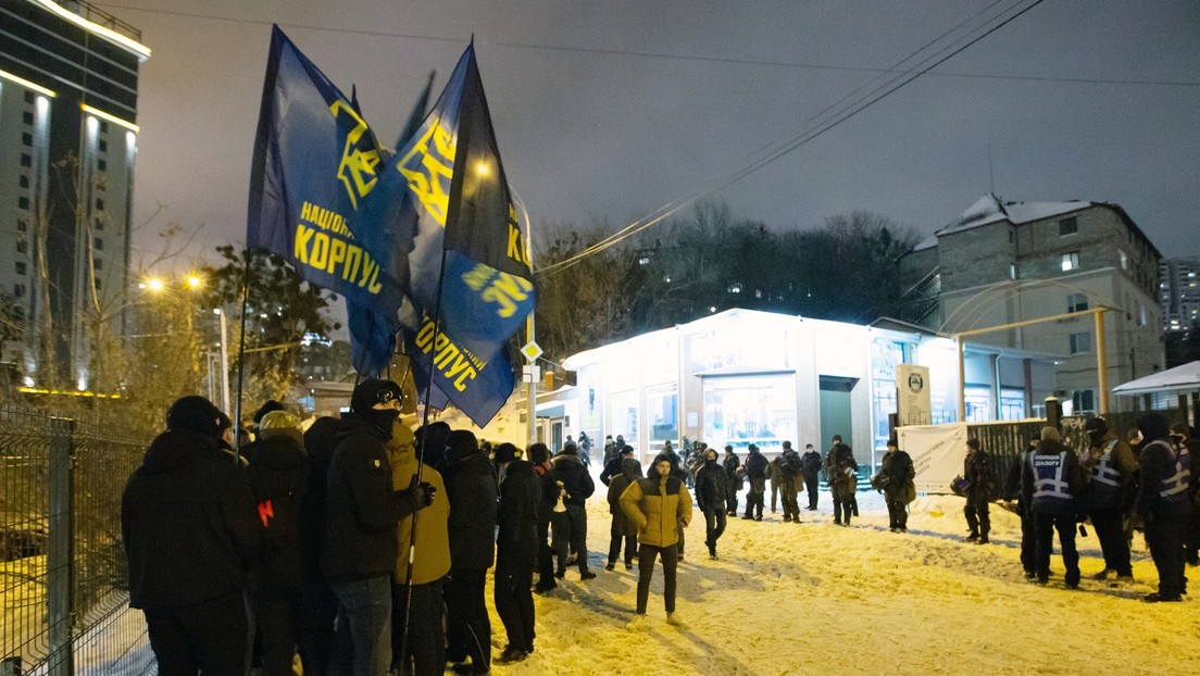 Mordaufrufe durch Selenskij-Abgeordneten – Ukrainische Nationalisten stürmen Büro der Opposition
