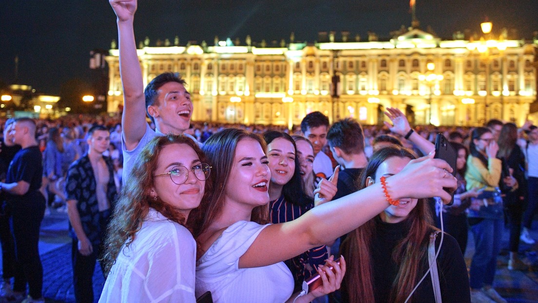 Trotz hoher COVID-19-Zahlen: Sankt Petersburg feiert traditionell Ende des Schuljahres
