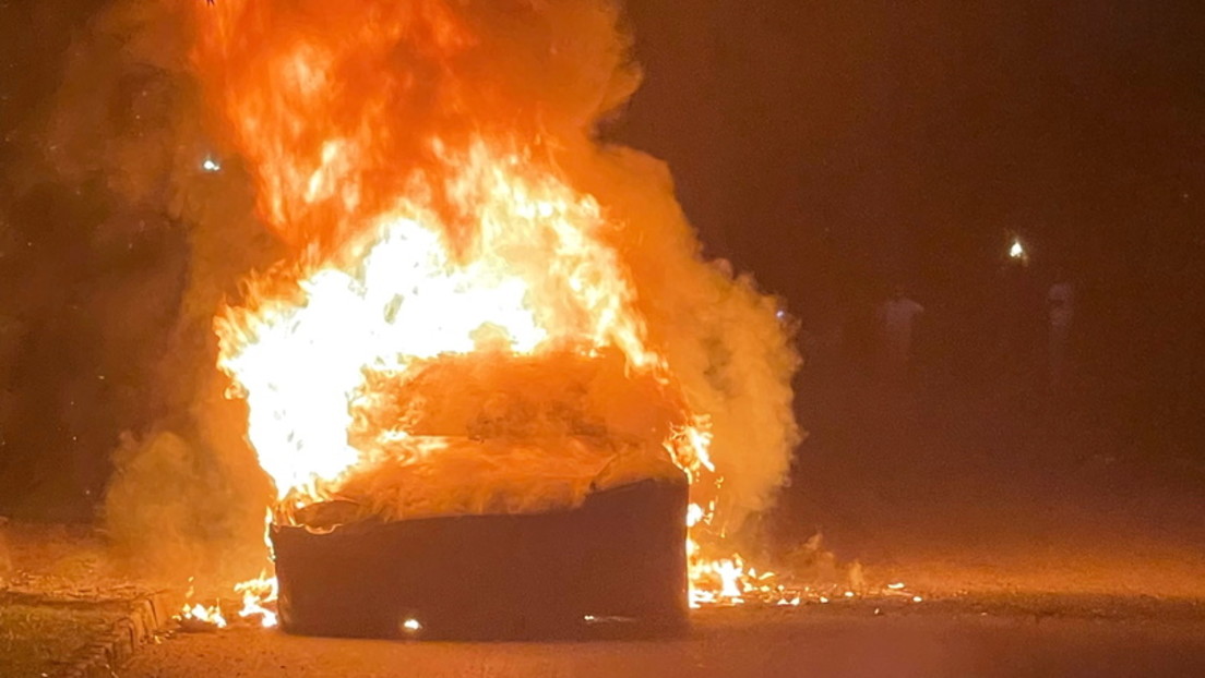 Neues Tesla Model S geht während Fahrt in Flammen auf