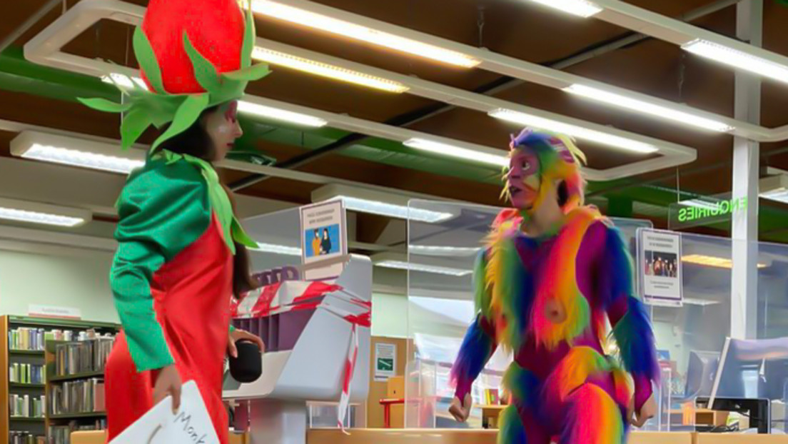 Um Kinder zum Lesen zu motivieren: Britische Bibliothek heuert Mann im Affen-Dildo-Kostüm an
