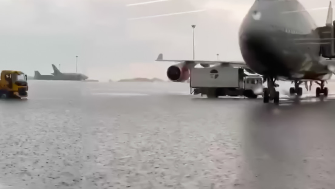 Videos: Flughafen in Moskau wegen starken Regens lahmgelegt