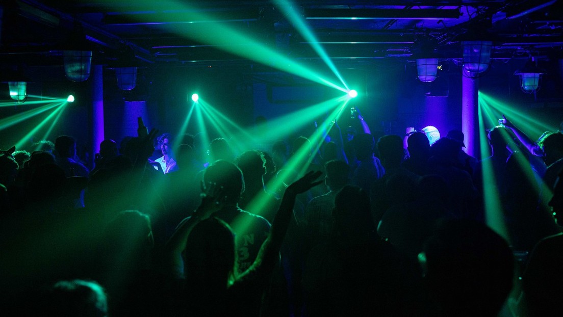 Nachtschwärmer erstürmen nach Lockerung der Corona-Maßnahmen Londoner Nachtklubs (Videos)