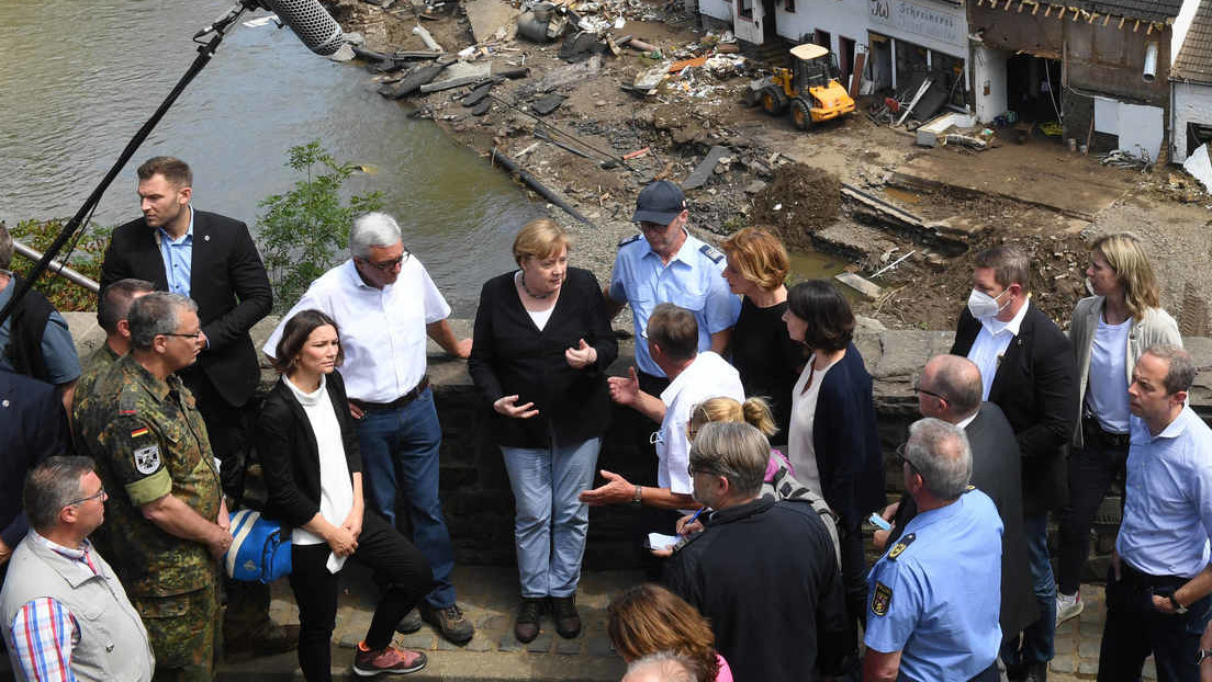 Beim Besuch im Hochwassergebiet: Merkel, Dreyer und Co. ignorieren Abstands- und Maskenpflicht