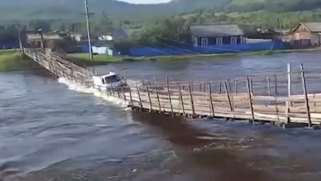 Video von Brückeneinsturz: Angstfreier russischer Lkw-Fahrer fährt bei Hochwasser über Hängebrücke