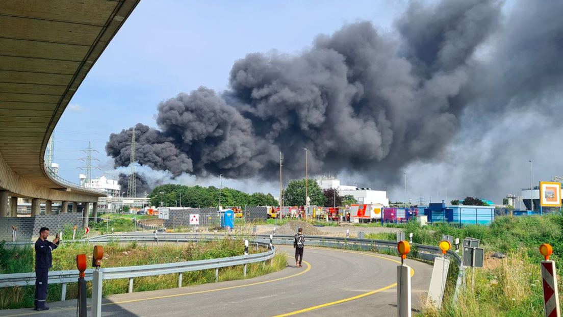 Schwere Explosion in Leverkusen: Autobahnen gesperrt, zahlreiche Verletzte, Giftwolke ausgetreten