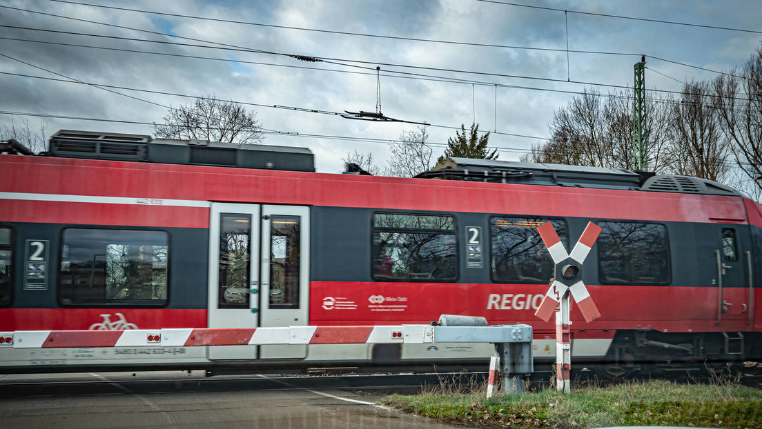 Zusammenstoß mit Lkw: Regionalbahn Berlin-Szczecin entgleist – acht Verletzte