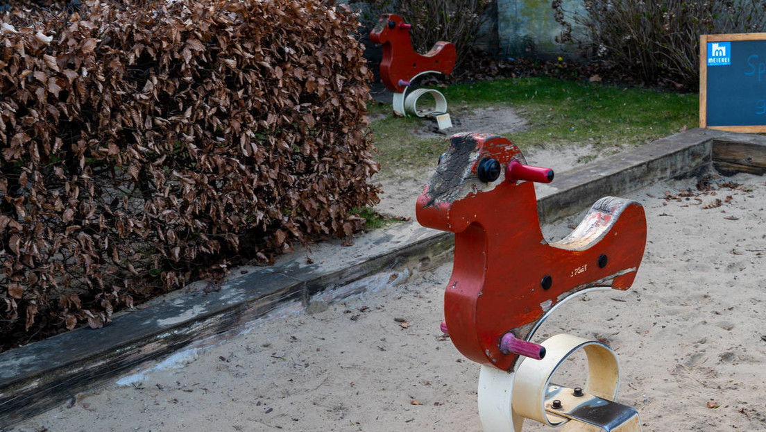 Mit einer Tüte voller Steine: Frau attackiert und verletzt spielende Kinder