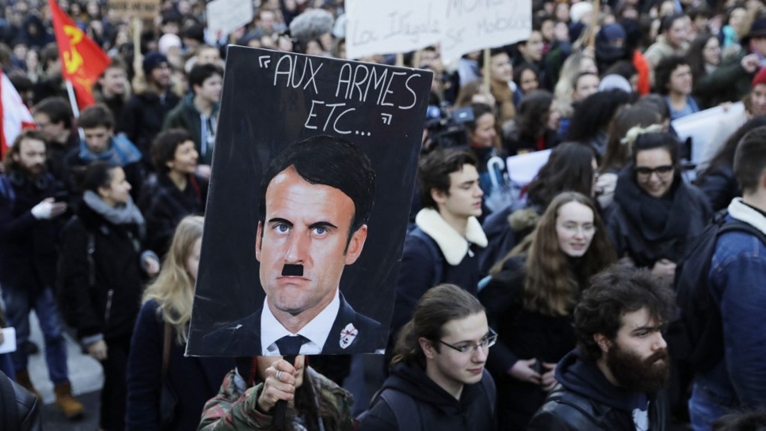 Beleidigung oder Meinungsfreiheit? Macron klagt gegen Darstellung als Hitler