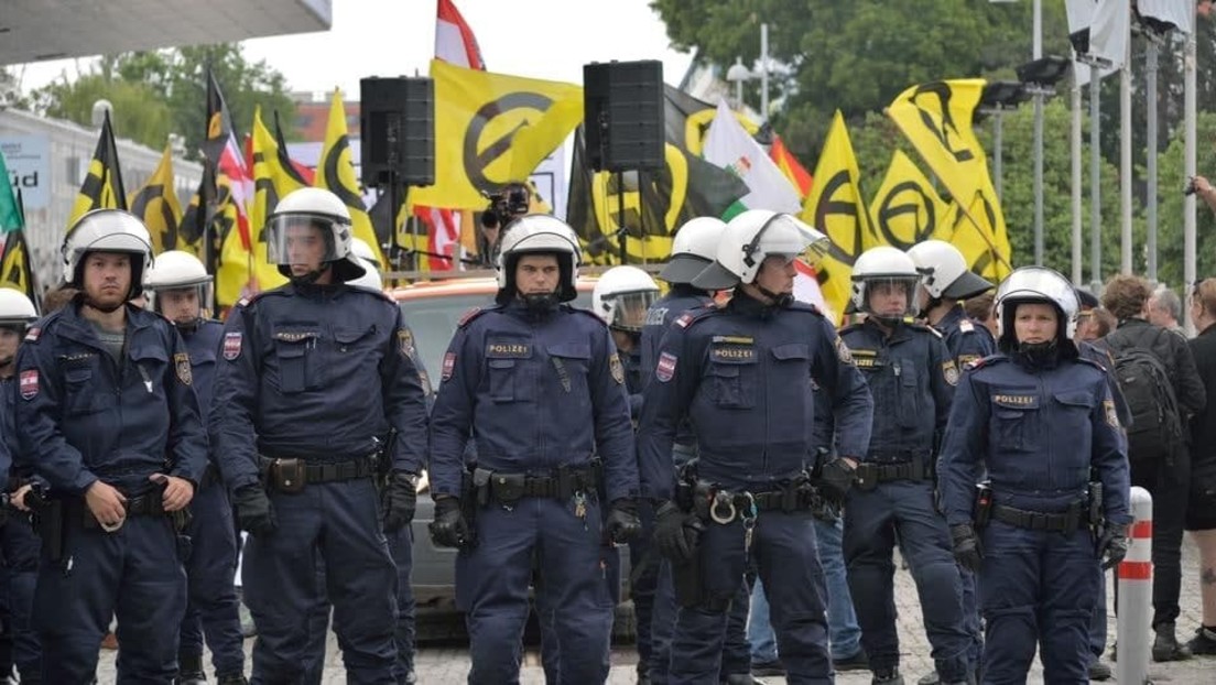 LIVE: Rechtsextreme Gruppen protestieren in Wien gegen Verbot ihrer Logos, Gegenproteste erwartet