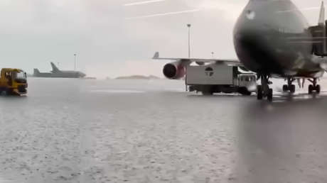Videos: Flughafen in Moskau wegen starken Regens lahmgelegt