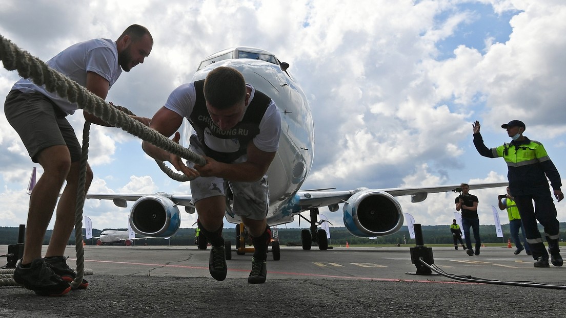 65 Tonnen im Schlepptau: Feuerwehrmann aus Russland setzt Boeing 737-800 in Bewegung