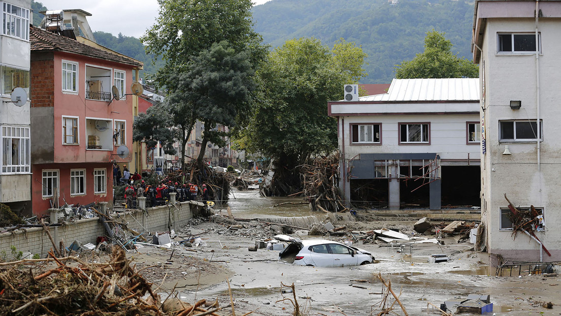 Türkei: Feuer teils unter Kontrolle – Sturzflut im Norden