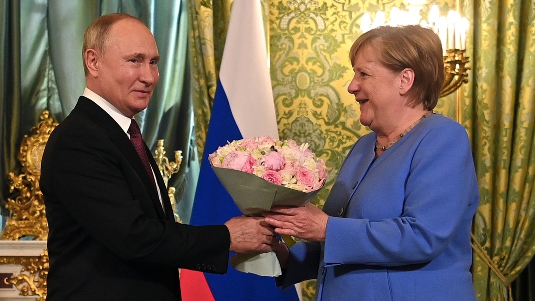Merkel bei Putin: Bundeskanzlerin wird während des Gipfels von Telefonanruf abgelenkt