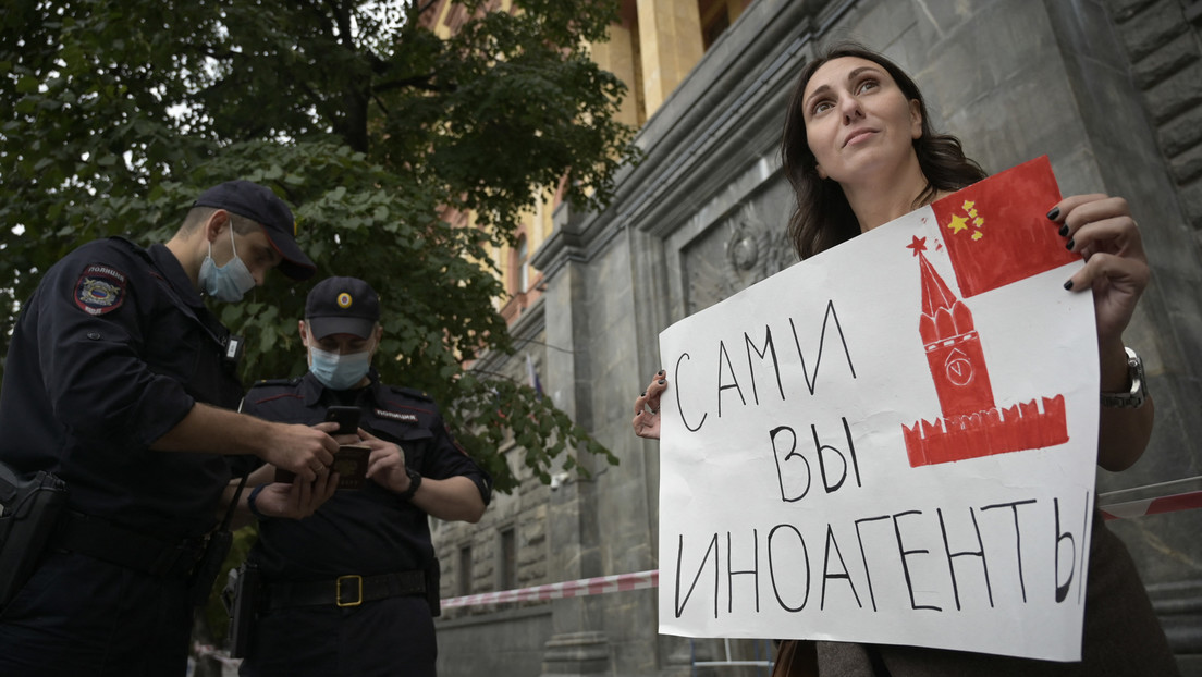 Mahnwachen gegen Einstufung von Medien als "Auslandsagenten" in Moskau: RT-Journalist festgenommen