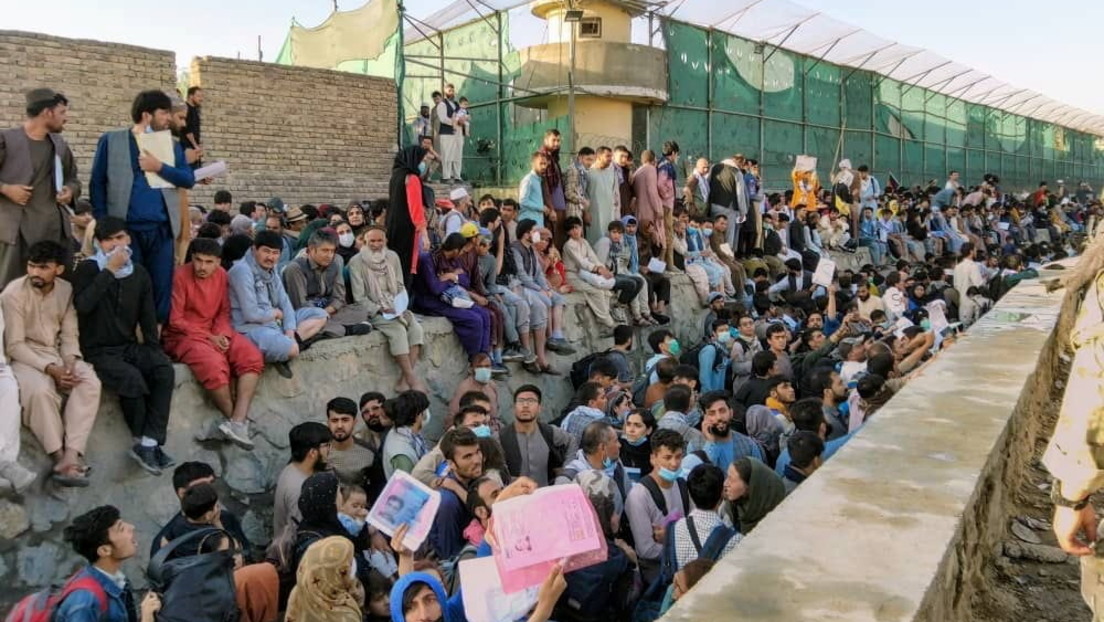 Warnungen vor Terrorgefahr am Flughafen Kabul – Menschenmassen drängen sich weiterhin vor den Toren