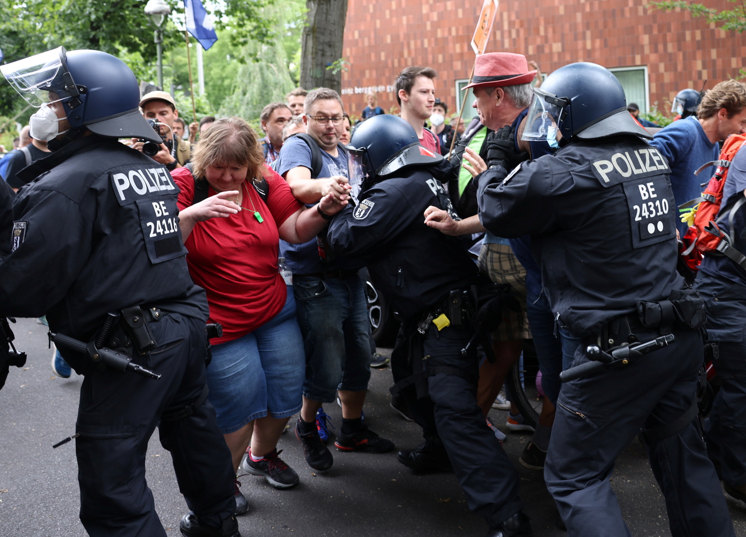 Берлин аресты. Протесты в Берлине. Протесты в США. Протесты столкновения с полицией Россия. Задержание полицией на улице фото.