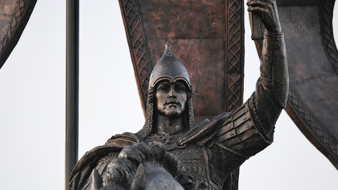 Zwei neue Denkmäler für Alexander Newski warnen vor einer Gefahr aus dem Westen