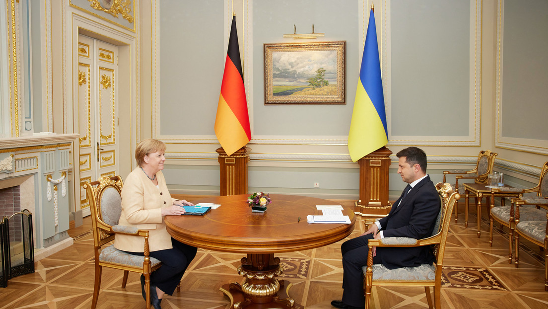 Ukrainischer Präsident Selenskij verleiht Merkel Orden für Stopp der "russischen Invasion"
