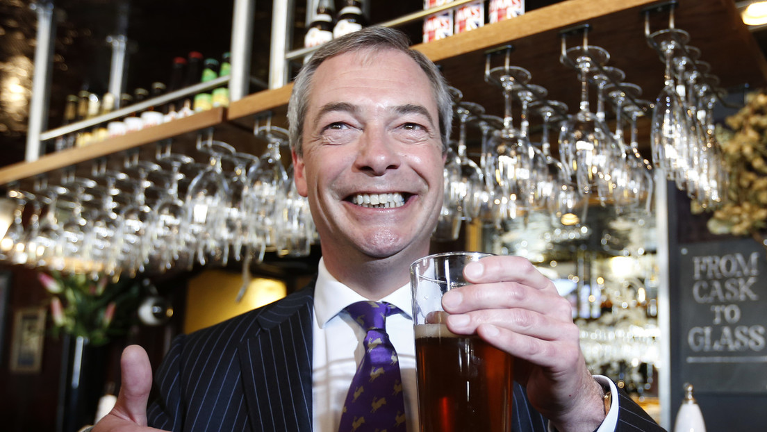 Farage und Unterstützer feiern Rückkehr des Kronenstempels auf Biergläsern als Sieg der Souveränität