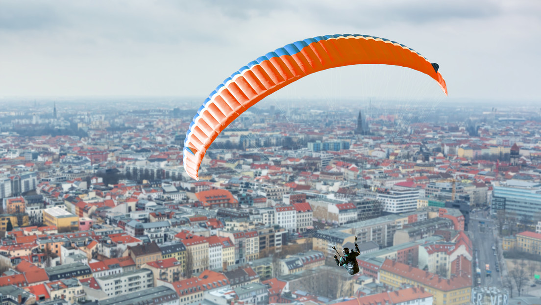 Moskau: Fallschirmspringer segeln von Hochhaus auf Fahrbahn