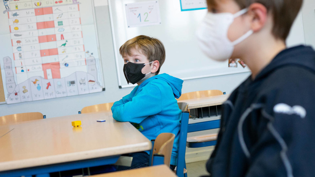 Berliner Kinderarzt fordert Normalität für Kinder: "Wir quälen Kinder mit Maske, mit Testen..."