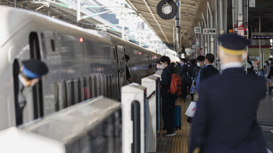 Tokio: Mann setzt sich in vollbesetztem Zug in Brand – Tote und Verletzte