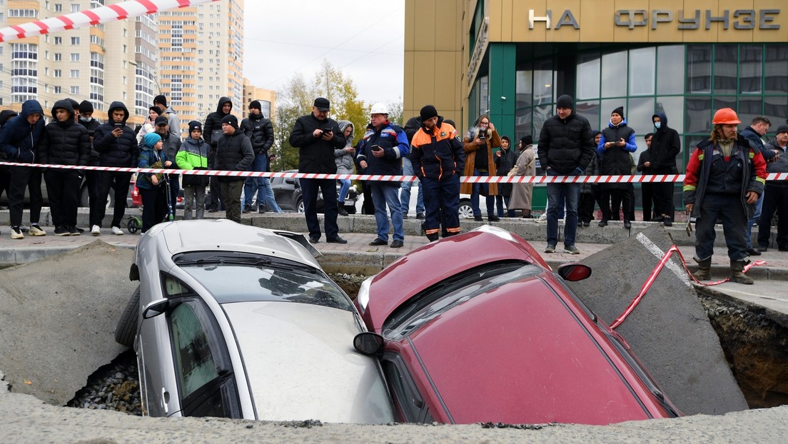 Nowosibirsk: Heizungsrohr undicht – Zwei Autos versinken im Asphalt