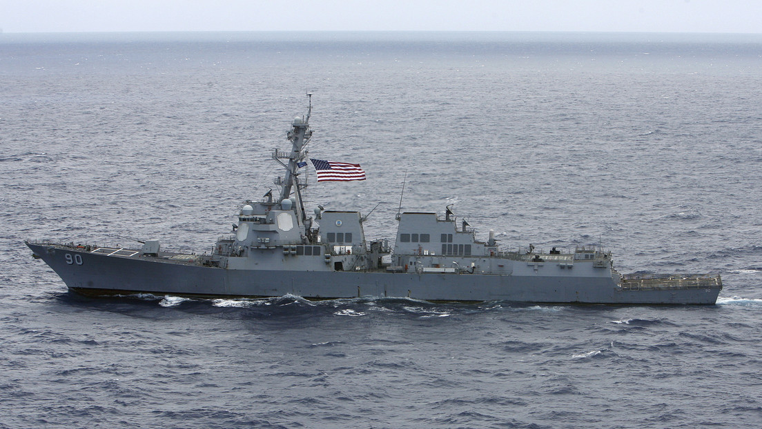 Russisches Kriegsschiff hindert US-Zerstörer an Eindringen in russische Territorialgewässer