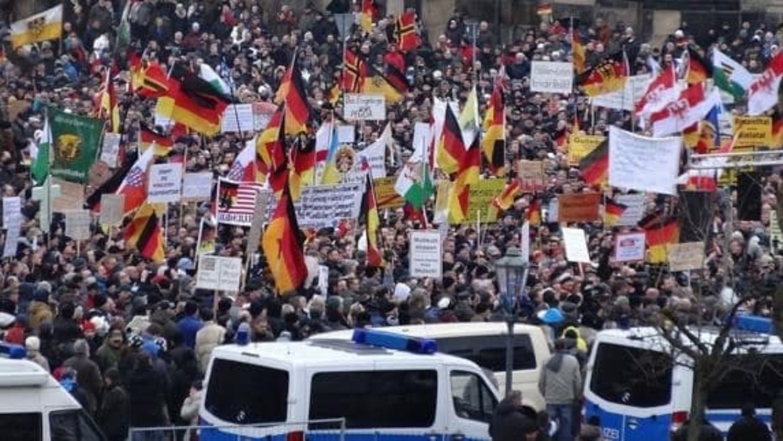 Live aus Dresden: Pegida Kundgebung zum 7-jährigen Bestehen und Gegenproteste