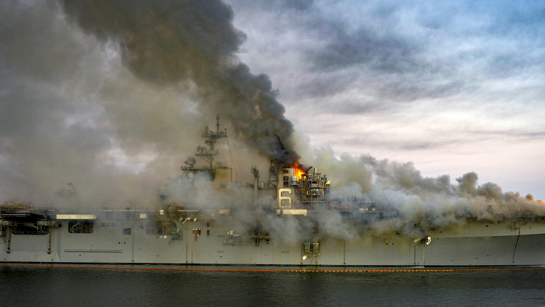 "Kommandofehler und Verstöße bei Brandbekämpfung" – US Navy über ausgebrannte USS Bonhomme Richard