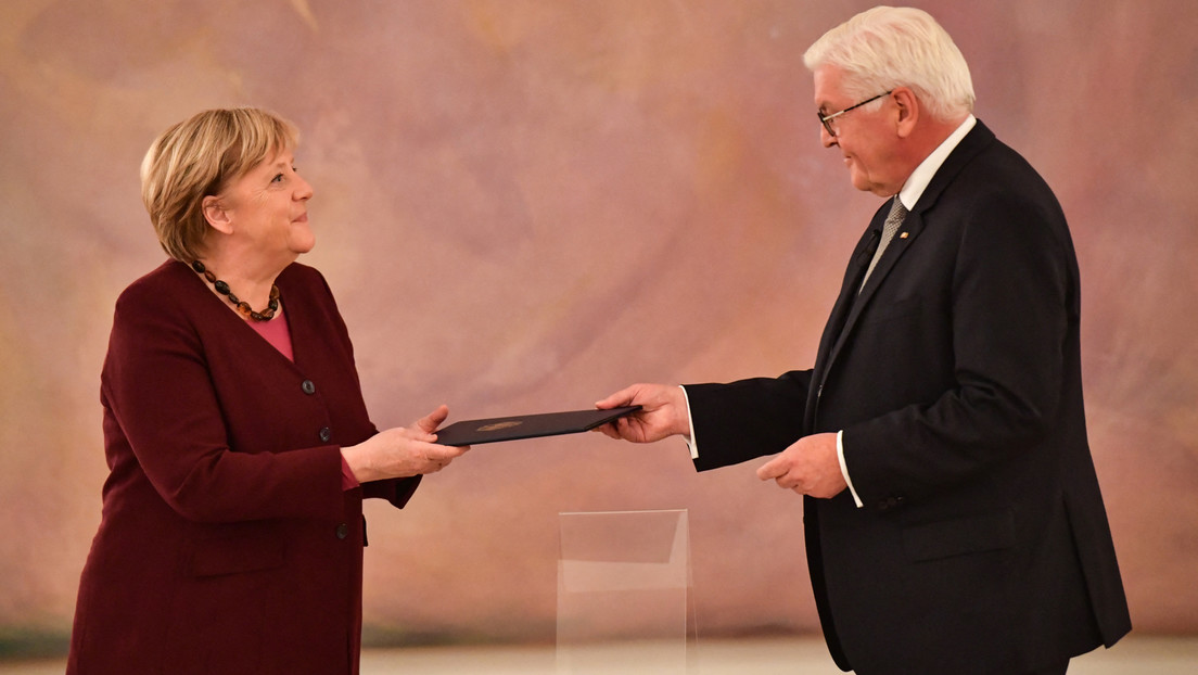 Steinmeier lobt Merkel und überreicht ihr Entlassungsurkunde: "Prägend für eine ganze Generation"