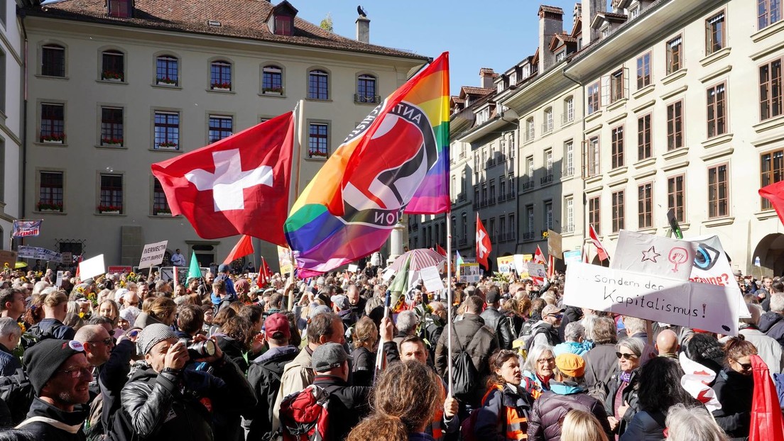 Schweiz: Linke und Rechte demonstrieren gemeinsam gegen das COVID-Zertifikat